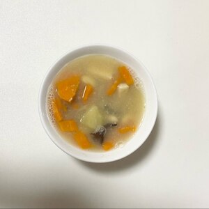 じゃがいも にんじん プチトマトのお味噌汁